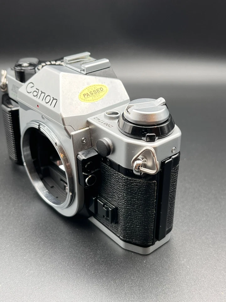 Canon AE-1 Program  - 35mm SLR Film Camera - Immagine 3 di 4