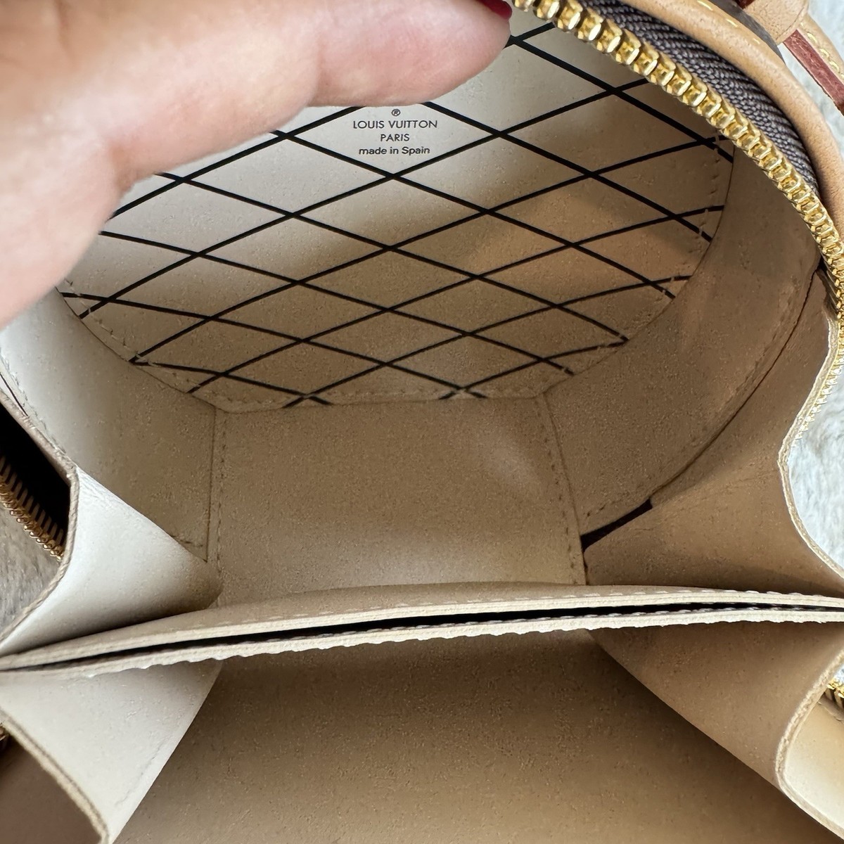 Louis Vuitton Mini Boite Chapeau Monogram Crossbody Bag. P0214 Louis Vuitton Boite Chapeau Crossbody Mini Brown Canvas  main image 2