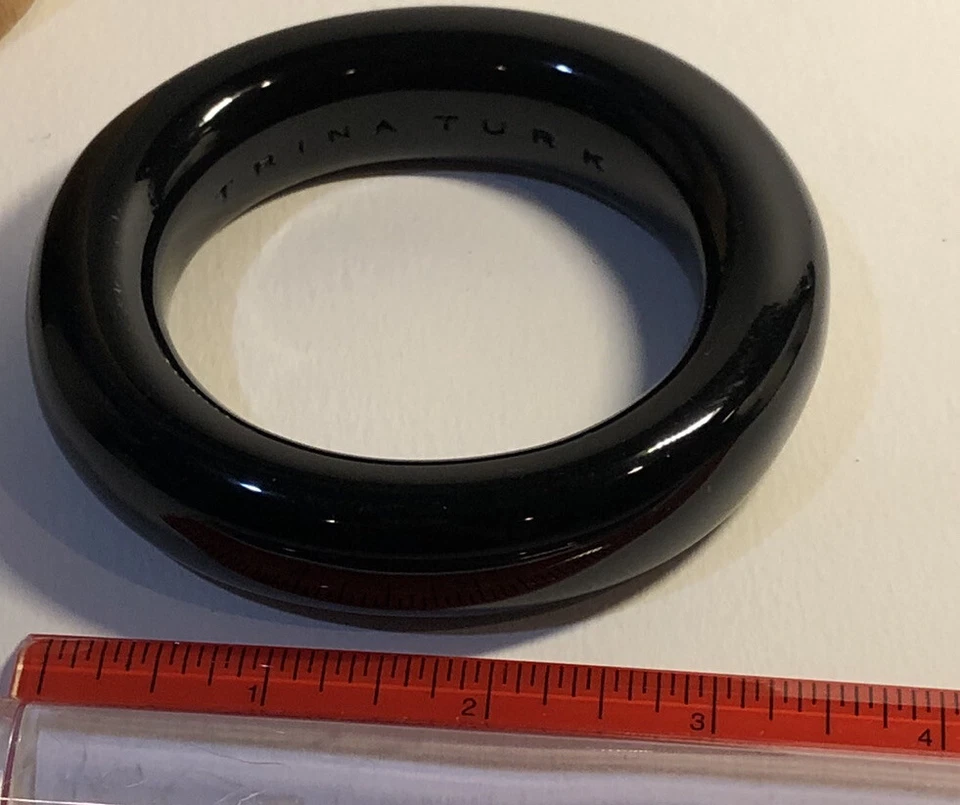 Pulseira TRINA TURK preta de alto brilho larga em resina ousada assinada - Imagem 3 de 4