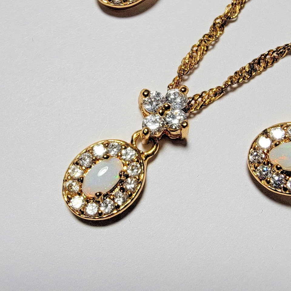 Pendientes a juego con colgante de ópalo rodeado de diamantes de imitación en tono dorado (17,5 pulgadas) Foto 4 de 4