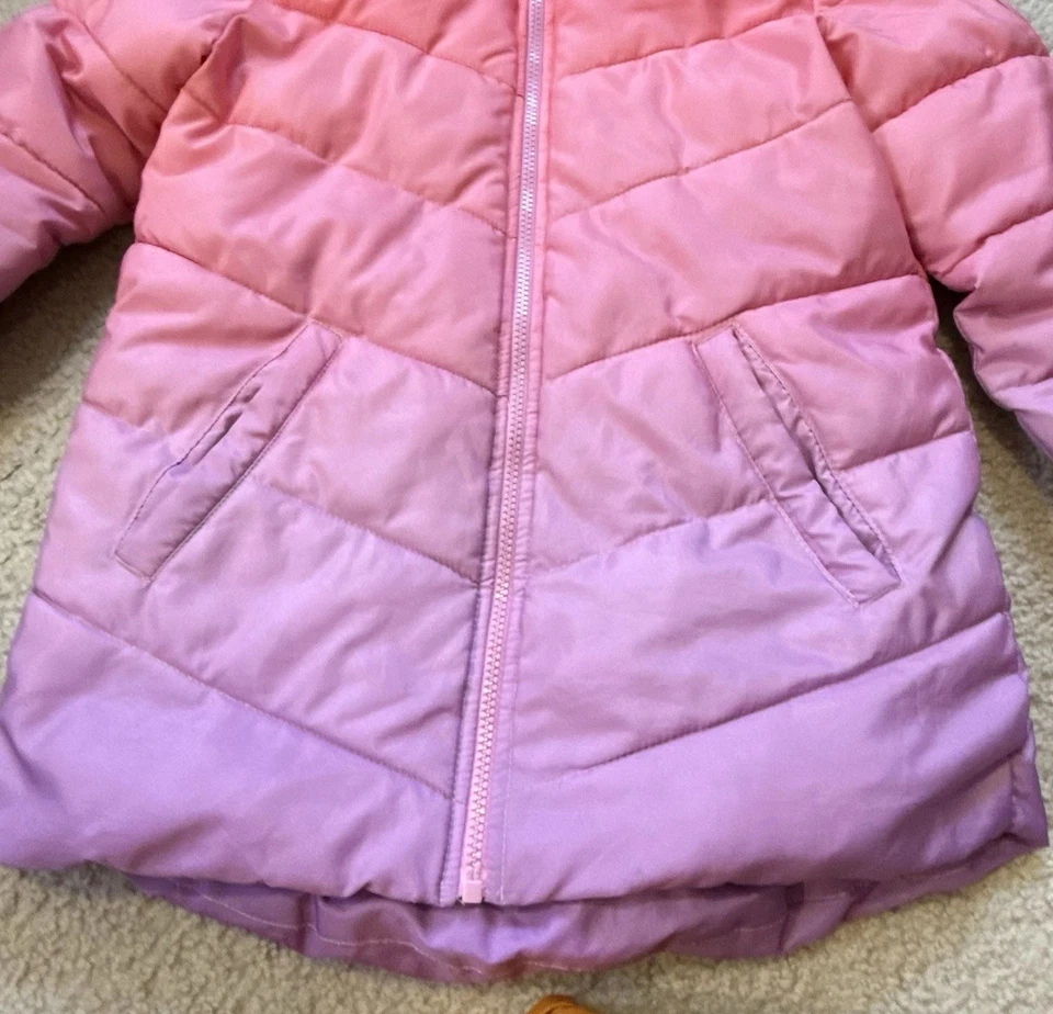 Jaqueta de inverno Juicy Couture M 10/12 com capuz de pele sintética roxa ombré - Imagem 4 de 4