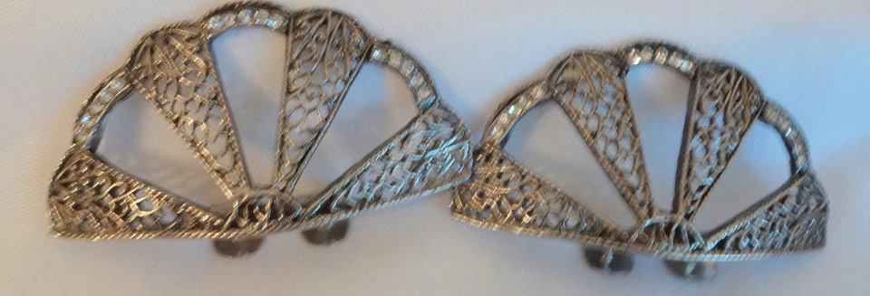 Juego de clips de hebilla de zapato con forma de abanico de filigrana de diamantes de imitación transparentes tono plata vintage Foto 2 de 4