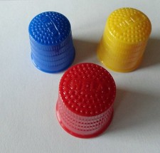 3 Fingerhüte (Kuststoff )  neuwertig versch. Farben und Größen