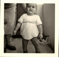 snapshot photo bébé enfant faisant ses premiers pas pull tricot vers 1950