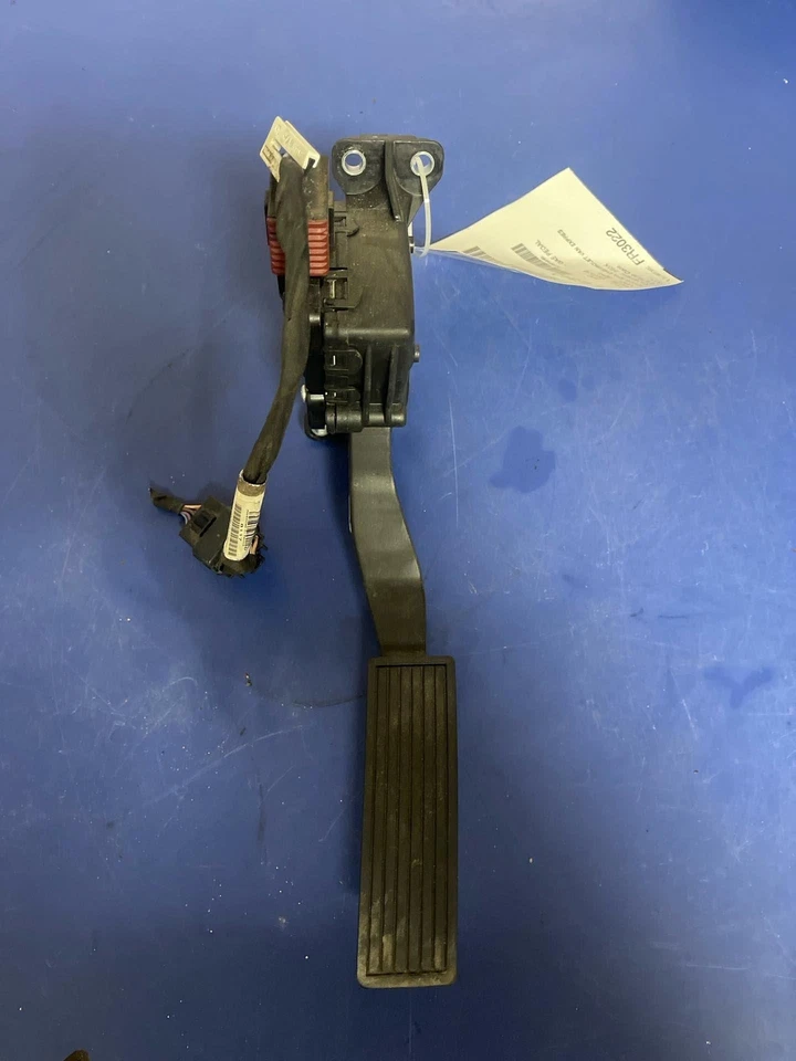 Pedal de gasolina 14 Chevy Express 3500 Foto 2 de 4