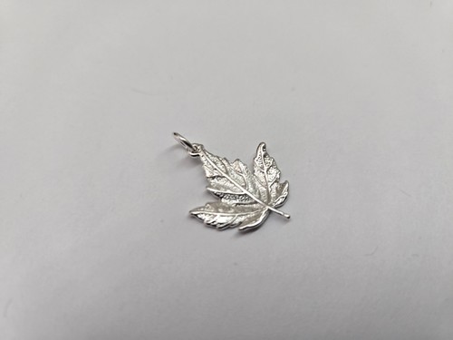 Colgante de plata de ley 925 con hoja de arce de 3/4 pulgadas de alto - Imagen 3 de 7