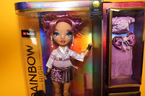 Rainbow High Lila Yamamoto - Muñeca de moda púrpura malva - Imagen 2 de 4