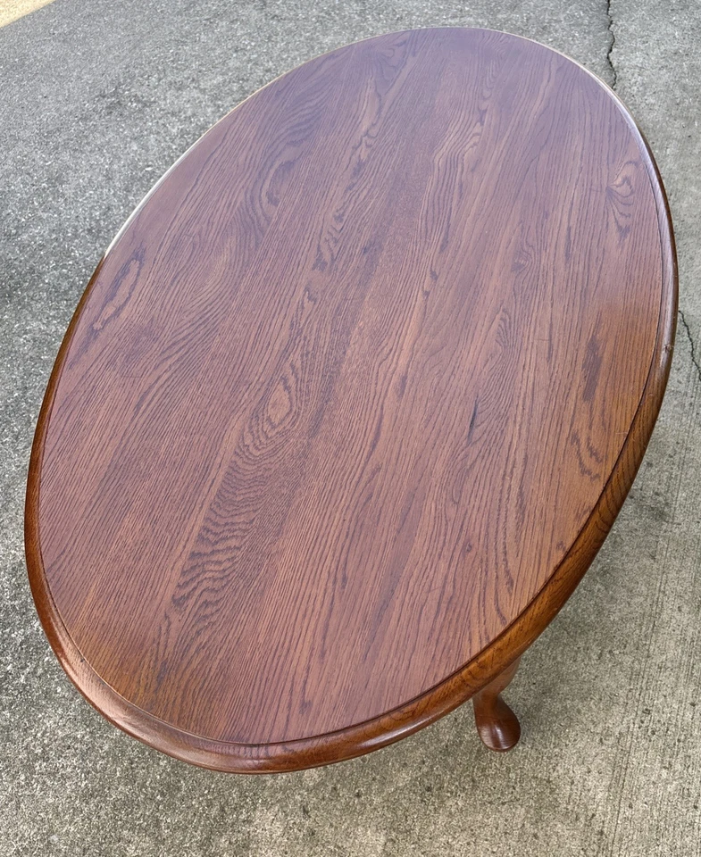 Mesa de centro ovalada de roble de Kincaid 45” X 27” X 17” de alto Hunters Ridge hermosa Foto 2 de 4