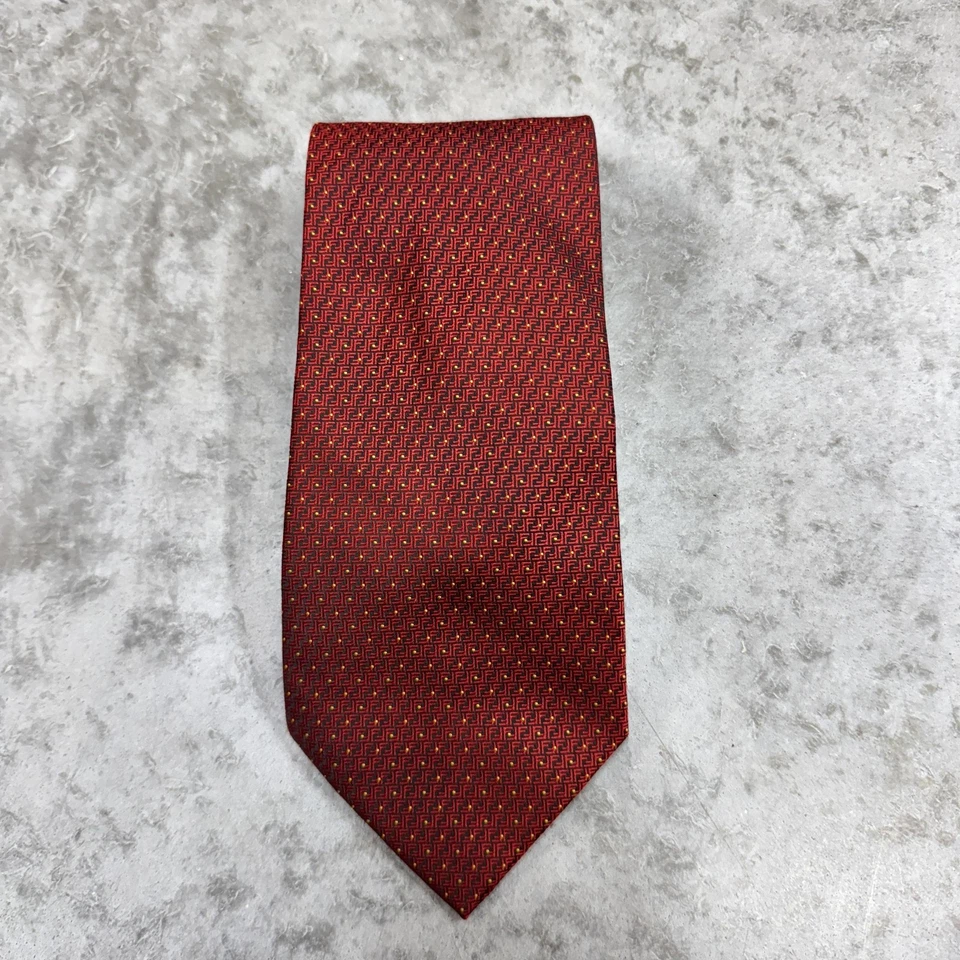 Corbata Fendi Para Hombre Roja Seda Hecha en Italia FF Monograma Geométrico Micro Patrón Foto 2 de 4