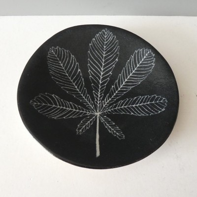 Studio Kunst Keramik Schmuck Schale Handarbeit modernes Design Blatt signiert AH