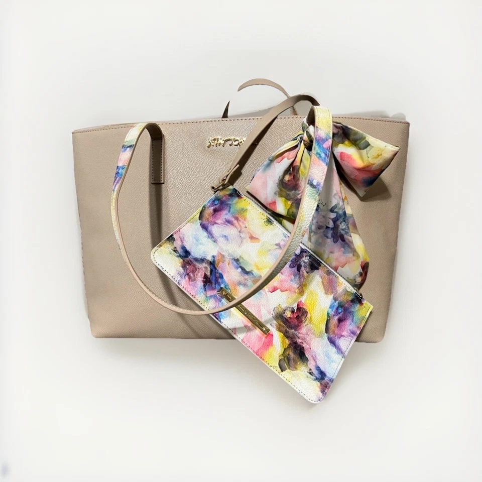 Bolso de Mano Grande Betsey Johnson con Patrón Floral Interior Foto 2 de 4