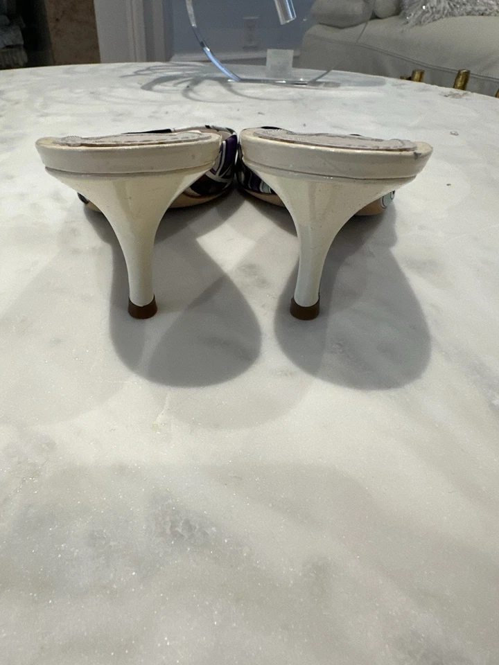 EMILIO PUCCI SATIN AQUA PRINT WHITE PATENT LEATHER HEELS - Image 3 of 4