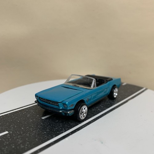 Ford Mustang Convertible Hot Wheels Ultra Hots 65 Azul-Verde MTFLK con RR 1:64 casi nuevo - Imagen 2 de 14