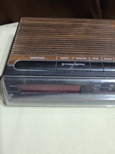 Vintage Emerson FM/AM Electronic Digital Clock Radio - RED5520A. Battery Backup - Picture 2 of 11
