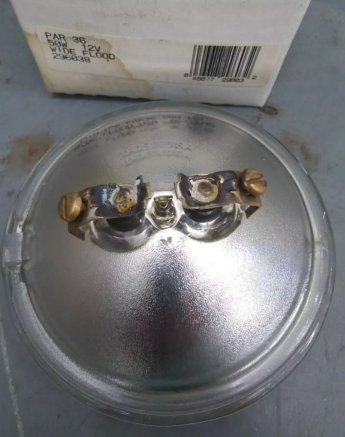 Philips 296038 50PAR36/WFL PAR36 Reflector Flood Light Bulb medium screw