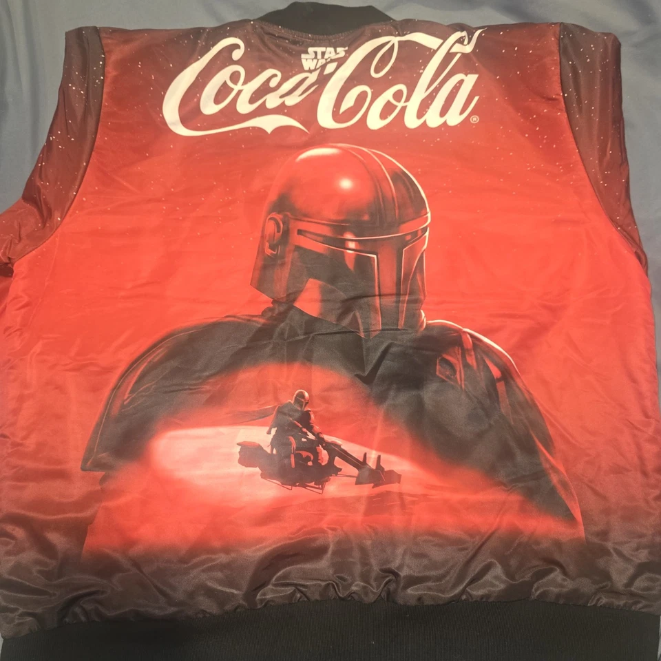 Ограниченный выпуск Coca-Cola x Star Wars Bomber куртка мандалорский дизайн назад логотип - Изображение 3 из 4