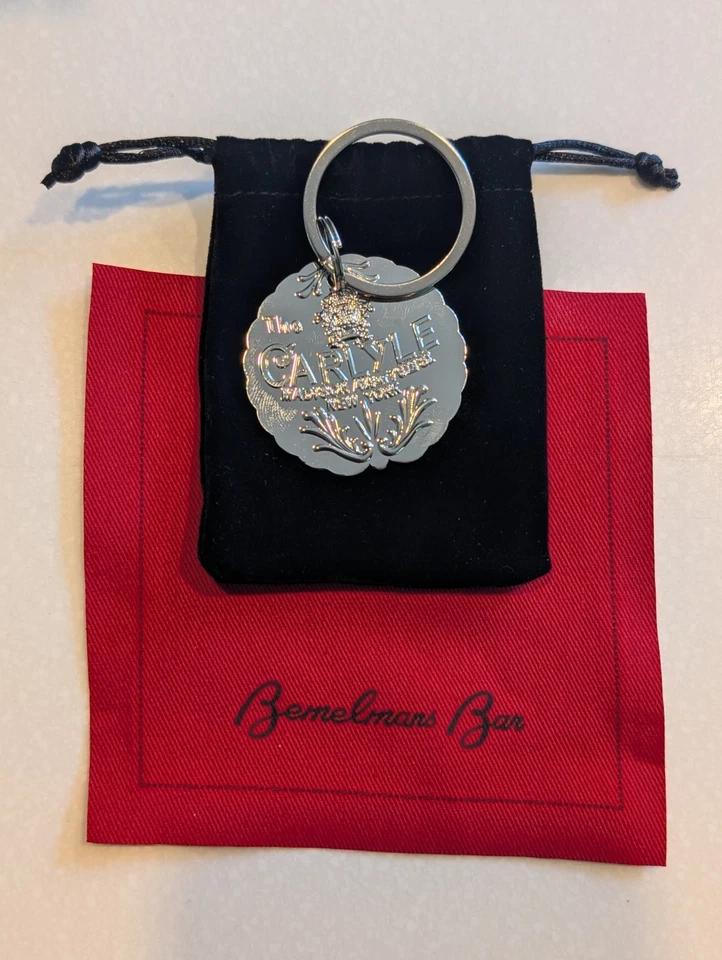Llavero plateado The Carlyle Hotel New York City + servilleta barra Bellman Nueva York Foto 2 de 4