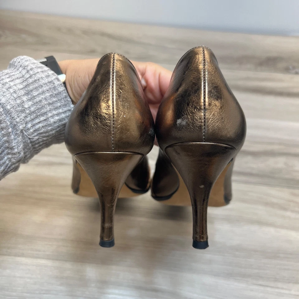 Bomba de couro Versani feminina tamanho 9,5B biqueira pontiaguda bronze feita na Itália - Imagem 4 de 4