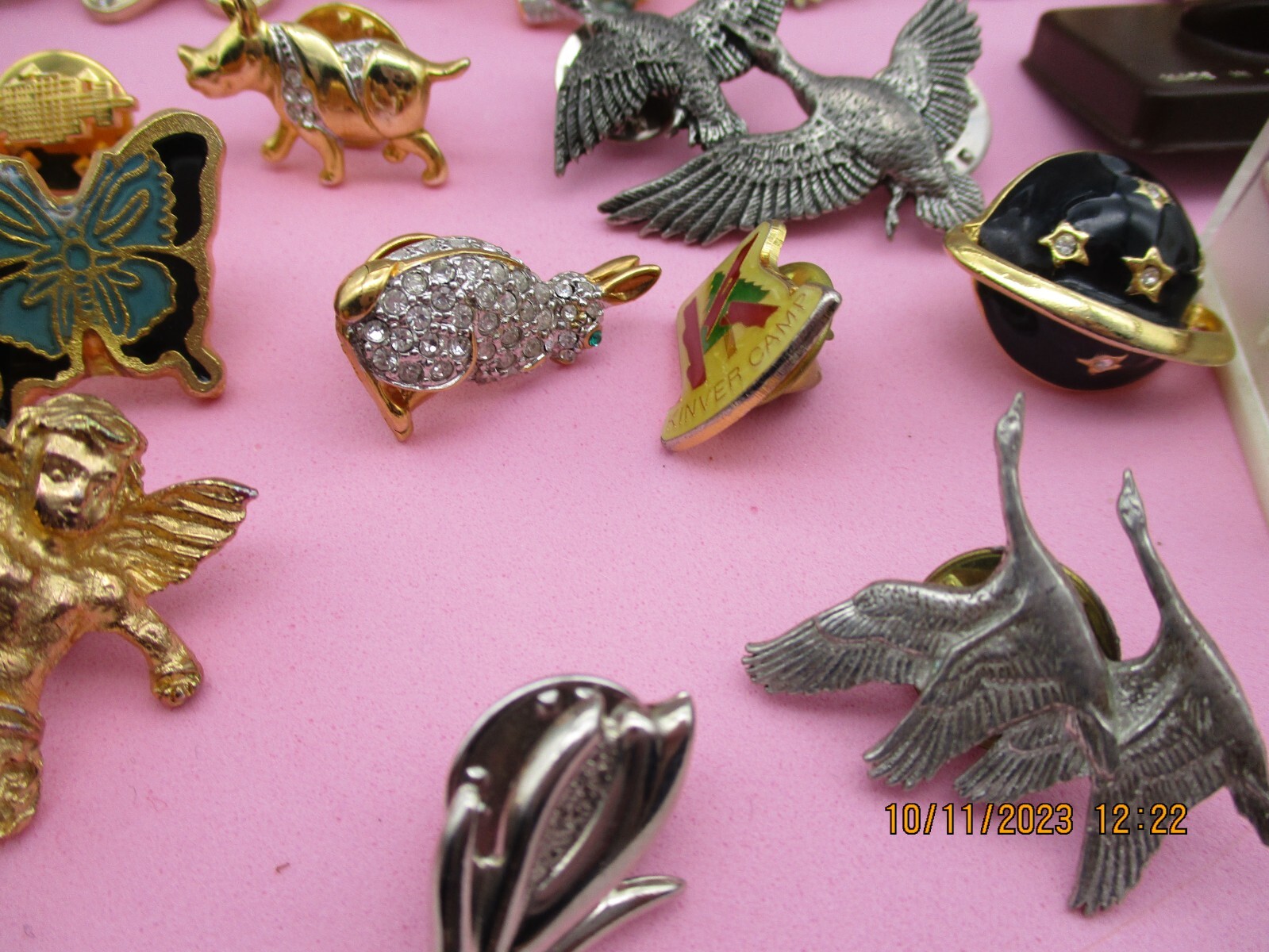 A LARGE JOB LOT OF TIE PINS, 25 PLUS, ALL DIFFERENT IN SIZE,SHAPE, AND