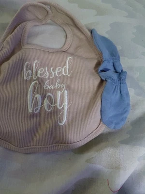 Baby Junge Netural Lätzchen mit blauen Kratzfäustlingen.  Waschbar.   Gebraucht Gut - Bild 1 von 4