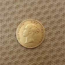 22ct GOLD HALF SOVEREIGN SHIELDBACK QUEEN VICTORIA YOUNG HEAD 1852 LONDON MINT