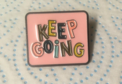 Keep going Emaille Pin Anstecker.