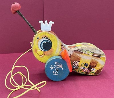Vintage Fisher Price Wooden QUEEN BUZZY BEE Pull Toy #444