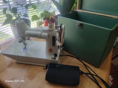 221k White Singer Featherweight Sewing Machine With Key. Case.  Works!!