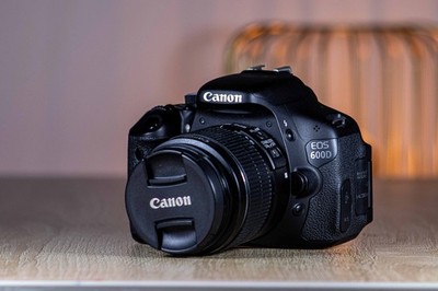 Canon 600D + EF-S 18-55mm IS II - Sehr gut mit nur 6156 Auslösungen