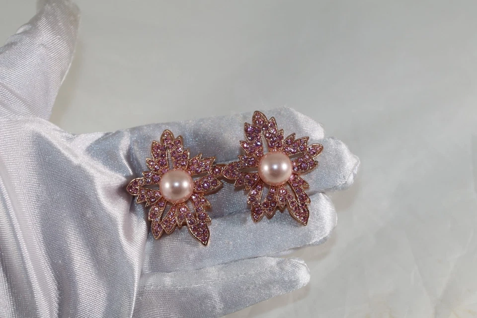 Fab! KJL KENNETH JAY LANE pink rhinestone faux pearl flower earrings clip on - Image 4 of 4