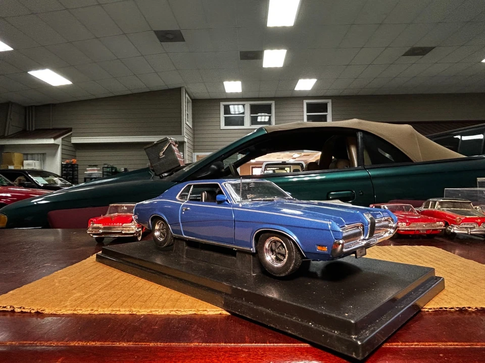 Welly Premium Collectible 1970 Mercury Cougar XR7 Metal Die Cast 1:18 Scale - Image 4 of 4