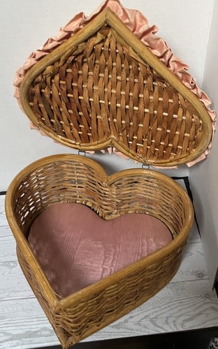 Vintage 12" Wooden Heart-Shaped Lidded Basket With Pink Fabric & Lace - Picture 5 of 11