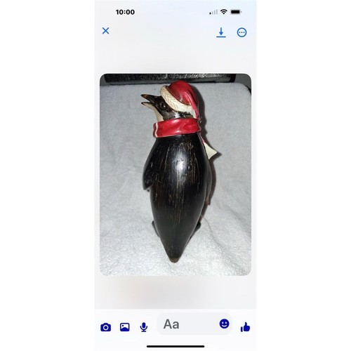 Estatuilla de pingüino de Navidad Tii Collections con sombrero y bufanda de Papá Noel - Imagen 3 de 4