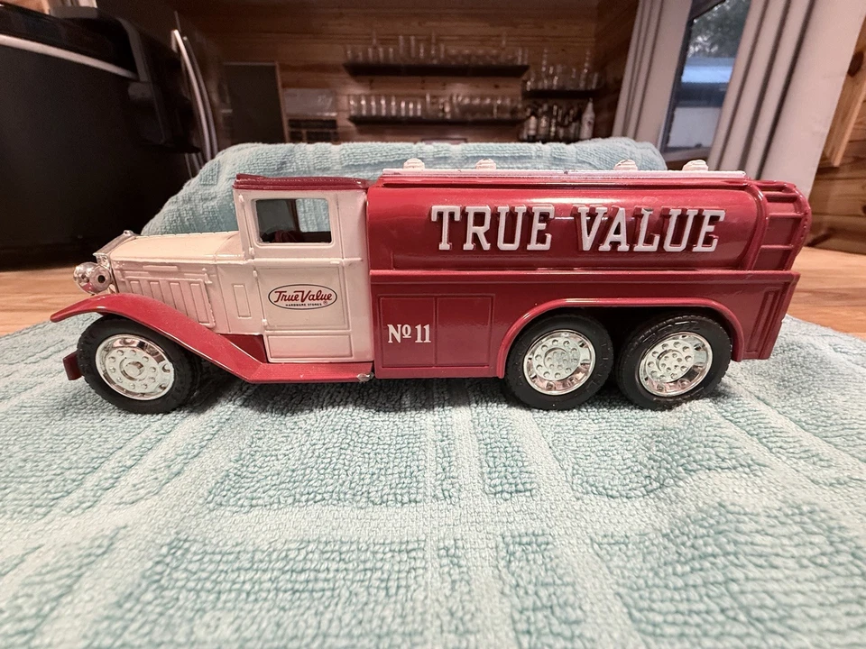 Ertl 1930 True Value Hardware Ford Diamond T camión cisterna banco de monedas de metal ~013 Foto 3 de 4
