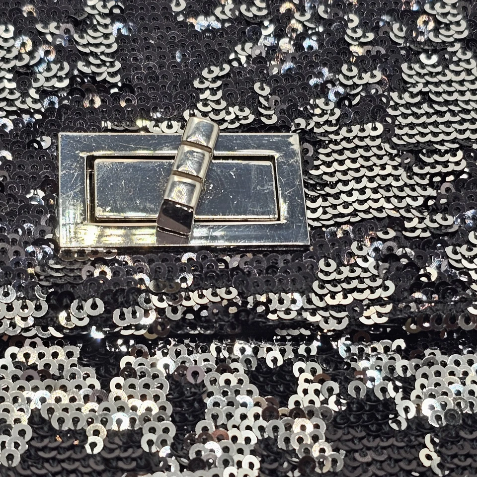 Bolsa clutch Mossimo preta 6" x 9" glitter tom prata dinheiro antigo festa - Imagem 2 de 4