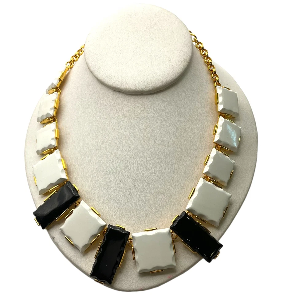 Kenneth Jay Lane Collar Resina Blanco y Negro Foto 3 de 4