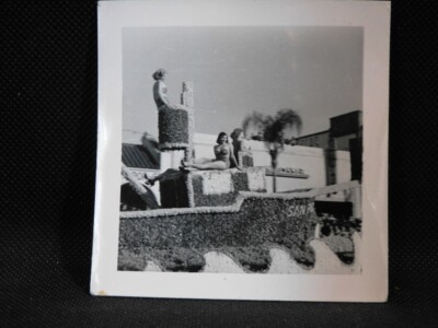 BATHING BEAUTIES POSING ON PARADE FLOAT 1940's PHOTO