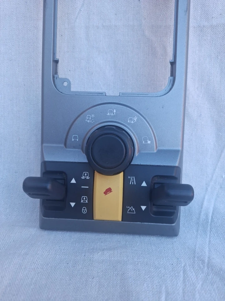 05-09 Land Rover LR3 OEM 4X4 Switch Console Panel YUD501850 - Image 2 of 4