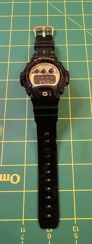 Reloj digital Casio G Shock DW 6900CB 3230 negro dorado - Imagen 3 de 7