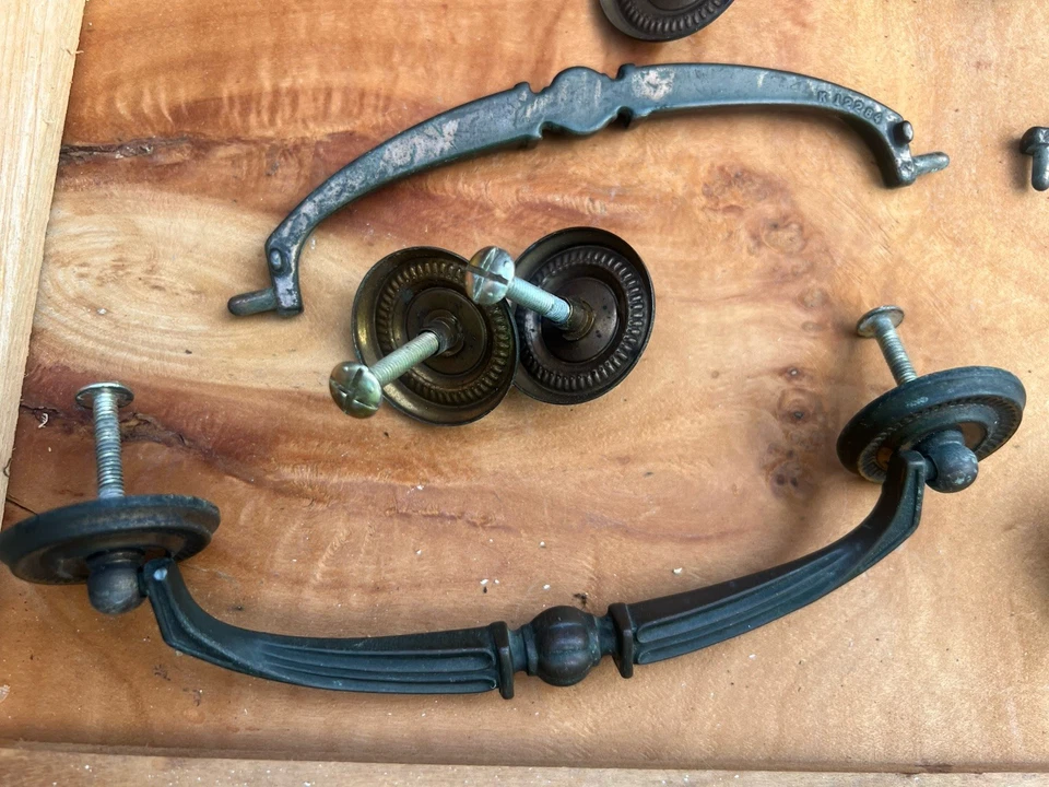 Muebles antiguos de colección perillas de puerta, placas cerraduras gabinete United Furniture Corp Foto 3 de 4