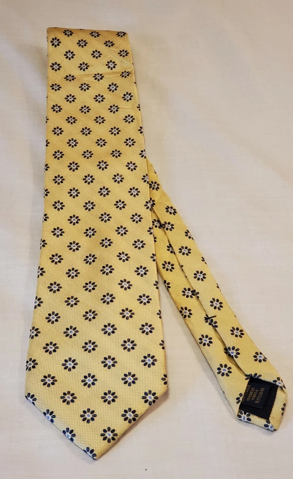 Corbata Club Room para hombre 100 % seda amarilla azul marino geométrica L 60" W 4" usada Foto 4 de 4