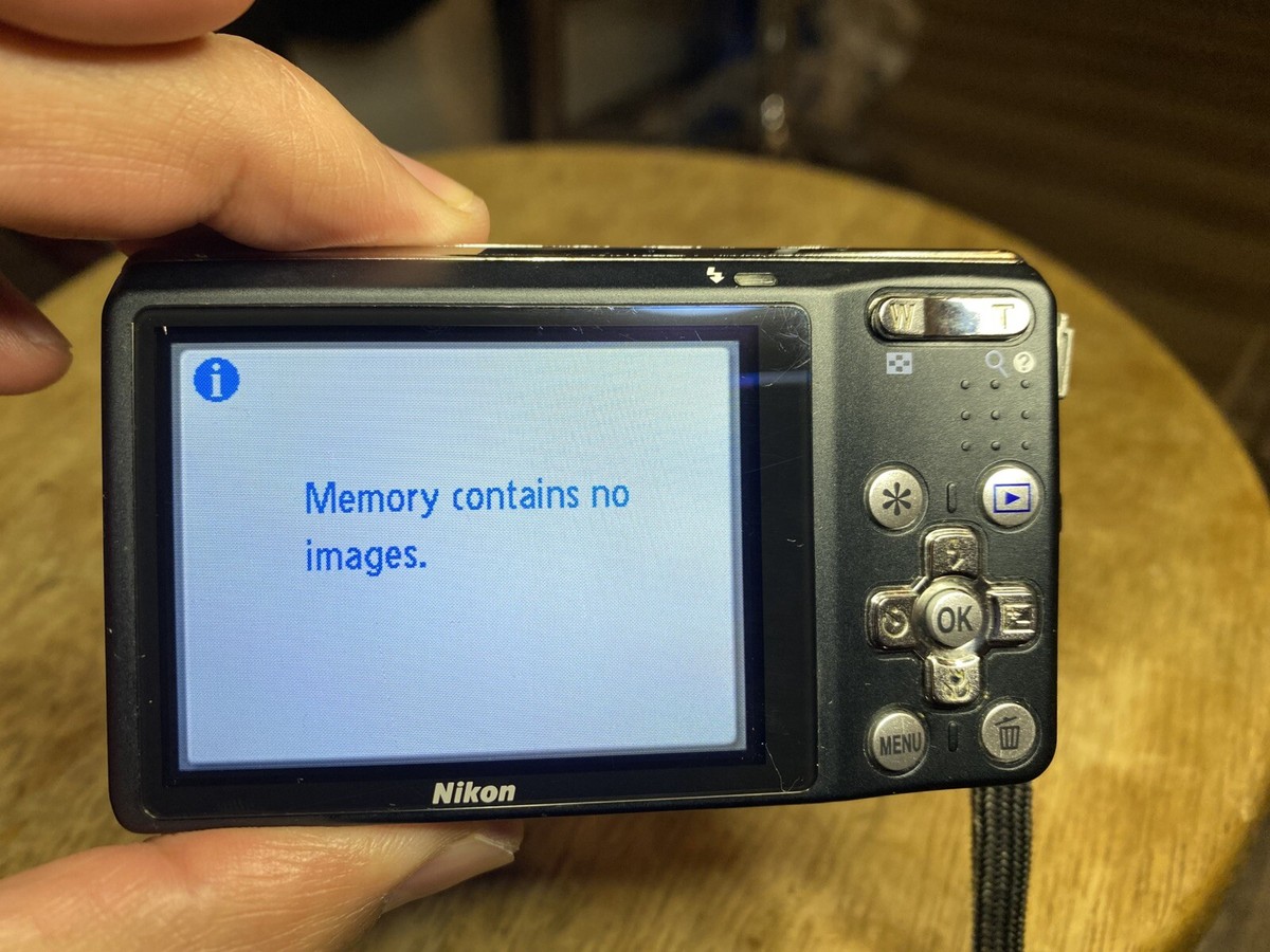 Nikon COOLPIX Coolpix S560 10.0MP Digital Camera - Black Tested NO