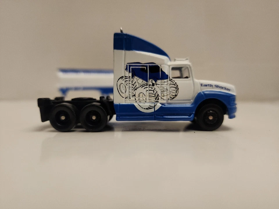 2006 Maisto Highway Haulers Semi W/Tanker ( Earth Shockers Fueler/Monster Truck - Image 4 of 4