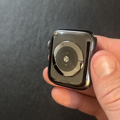 Apple Watch Series 4 44 mm boîtier en aluminium gris sidéral et cordon de charge - GPS et Wi-Fi - Photo 12 sur 14