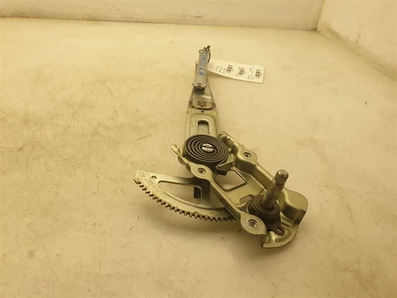 06-11 CONJUNTO REGULADOR VENTANA DELANTERA LADO CONDUCTOR TOYOTA YARIS Foto 3 de 4