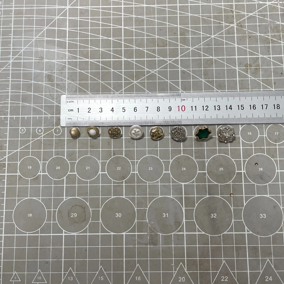 Vintage now Estate Sale Buttons 50p Lot Various Sizes Shapes Colors Types Usable - Image 2 of 4