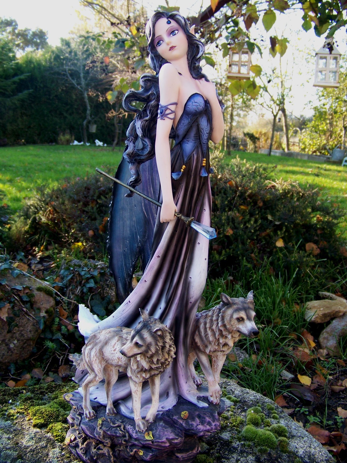 Grande statuette de fée et loup de 65cm pour décoration féerique