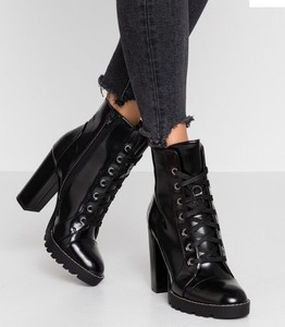 stivaletti stringati tacco