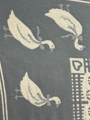 Vintage Tapestry Woven Blanket 90s Geese Ribbon Around Neck Blue And white - 第 7/18 張圖片