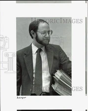 1983 Press Photo Byron Fox, lawyer for Carl Cinella - afa60319
